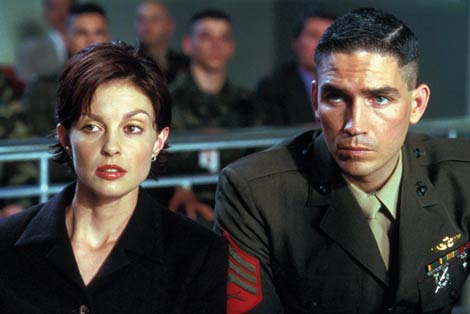 High Crimes - Im Netz der Lügen, mit Ashley Judd, Morgan Freeman und Jim Caviezel High Crimes - Im Netz der Lügen, mit Ashley Judd, Morgan Freeman und Jim Caviezel