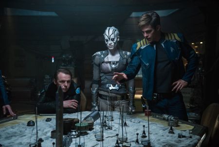 Star Trek Beyond (mit Chris Pine und Anton Yelchin)